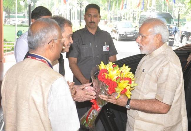 PM  urges Panchayat members to work with a five-year vision 