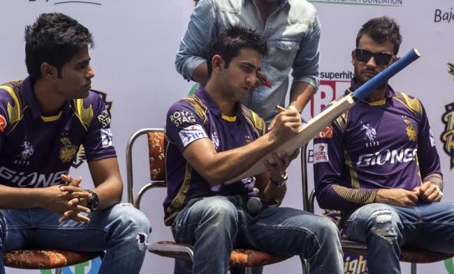Gautam, KKR team members activate "KKR ka Control Room-College"