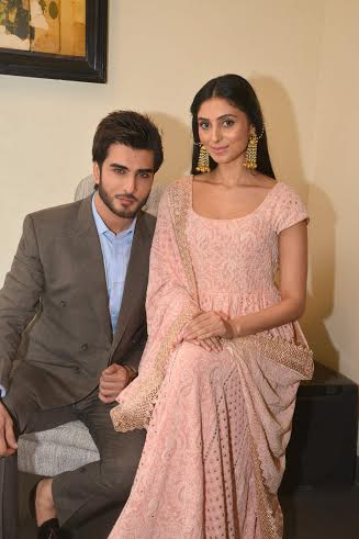 Muzaffar Ali hosts Iftar, Jaanisaar cast attends