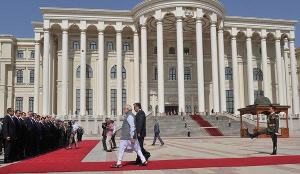 Narendra Modi being received by the President of Tajikistan