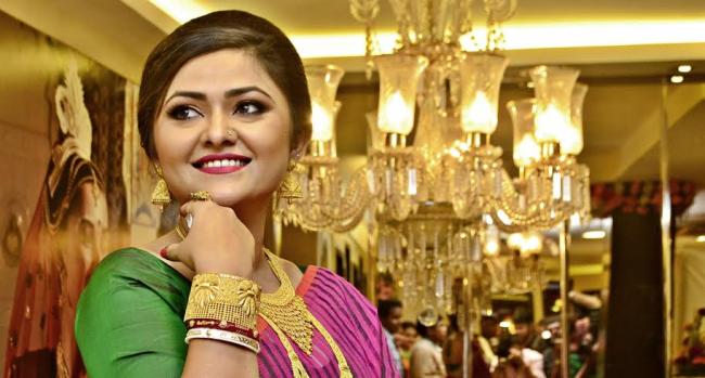 Koneenica Banerjee inaugurates revamped Tanishq Bowbazar Store in Kolkata