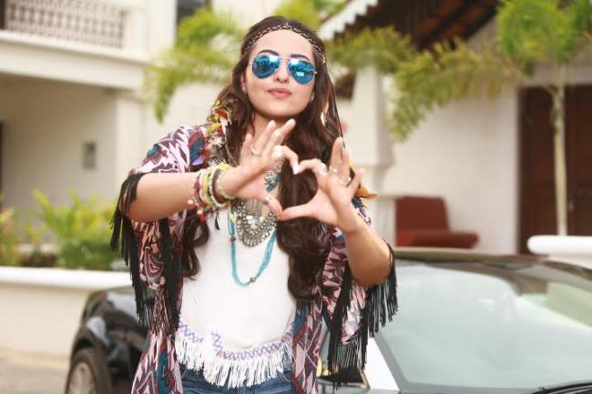 Sonakshi Sinha grooves to beats of her maiden single, 'Aaj Mood Ishqholic Hai'