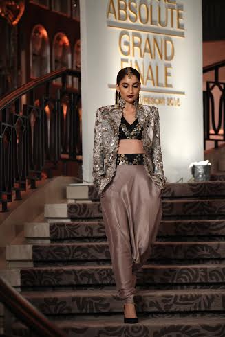 Anamika Khanna's collection showcased in LFW 