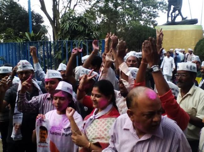 Kolkata: AAP supporters celebrate Delhi victory