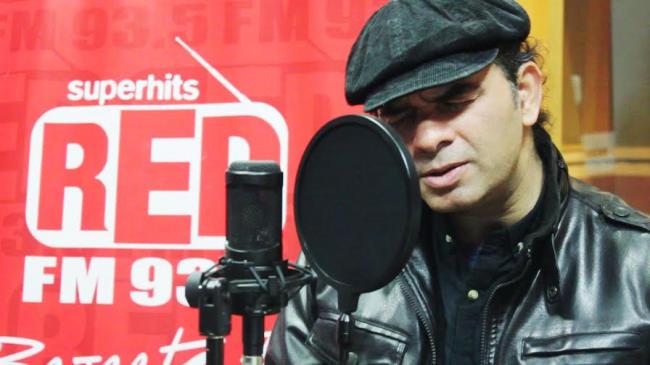 Mohit Chauhan warms up for concert with Atif Aslam