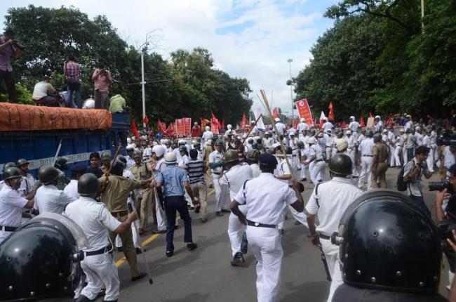 Left protesters clash with police in Kolkata 