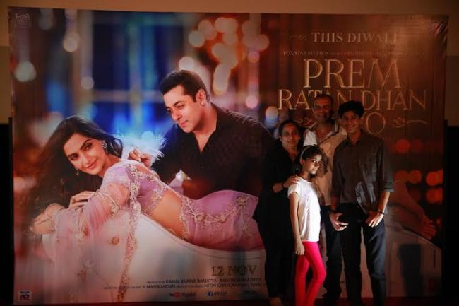 Salman invites fans to watch the trailer of 'Prem Ratan Dhan Payo'