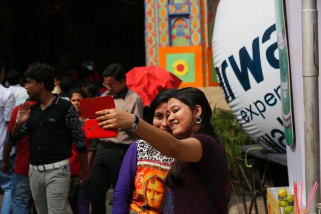 People make most of Maha Nabami in Kolkata