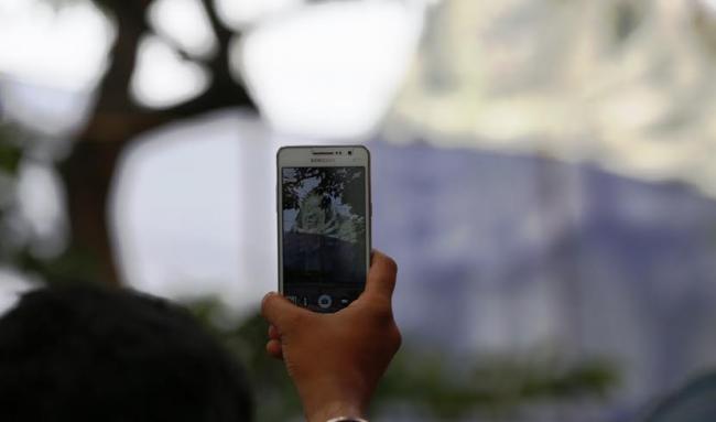 Tallest Durga: People take a peek through opening