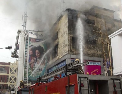 Kolkata: Fire fighters battle to bring supermarket blaze under control