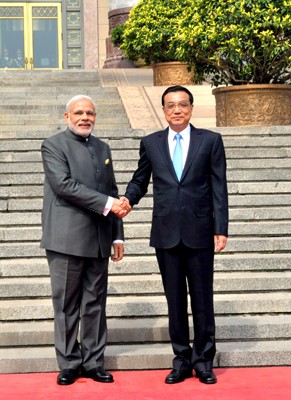 Narendra Modi with the Chinese Premier, Mr. Li Keqiang, during the Ceremonial Welcome