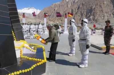 Parrikar visits Siachen Glacier 