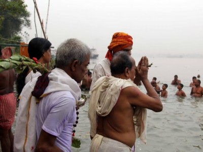 Kolkatans witness 'Kolabou snan' on Mahasaptami