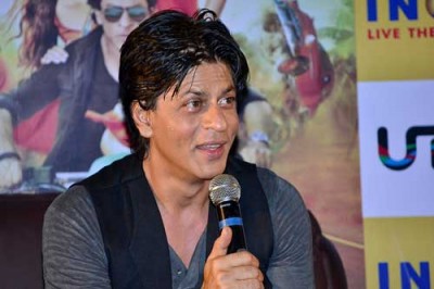 SRK 'shooting' for fan in Madame Tussaud's museum