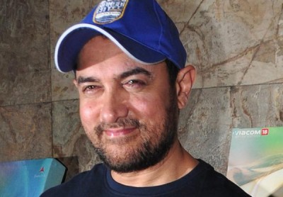 Aamir trains with his on screen daughters for Dangal