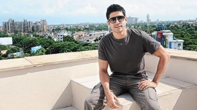 Farhan does cross boundary research for Rock On 2
