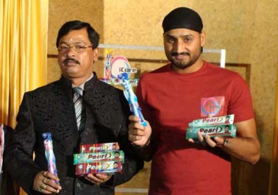 Yuvraj Singh congratulates Harbhajan Singh on touching 700-wicket mark