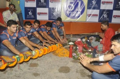 Bengal Warriors of Kabbadi league shine at pre-Durga Puja ritual