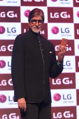Amitabh Bachchan launches LG's G4 in India