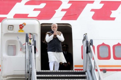 Narendra Modi reaches Ireland, presents  gifts to Prime Minister of Ireland Enda Kenny