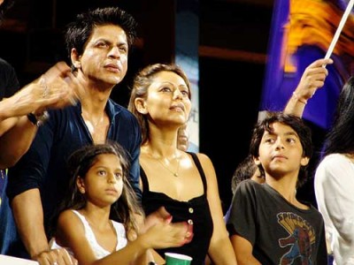 Film fraternity supports SRK, calls him 'national icon'
