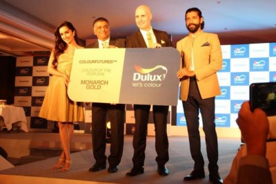 Farhan Akhtar, Shraddha Kapoor unveil AkzoNobel's Monarch Gold as Colour of the Year 2016 in Colour Walk