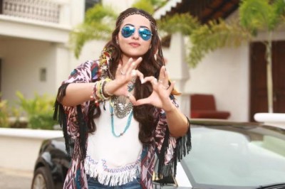  Sonakshi Sinha grooves to beats of her maiden single, 'Aaj Mood Ishqholic Hai'