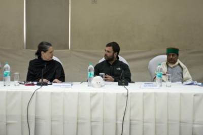 Sonia takes on Modi at Congress meeting