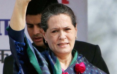 Sonia in Rae Bareli to distribute cheques to Janata Express victims, farmers