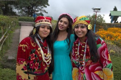 Sara Loren enjoys local cuisines with natives in Darjeeling