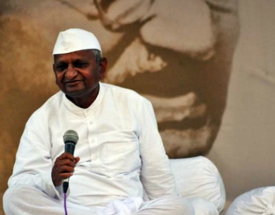 Anna congratulates Kejriwal, slams Modi