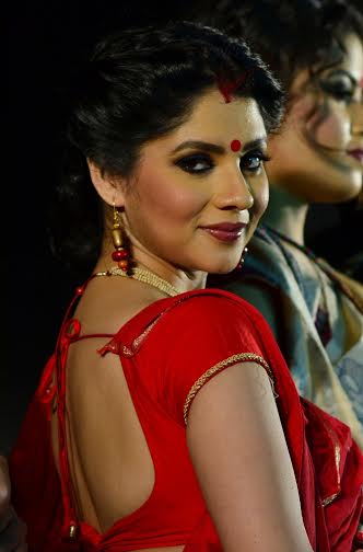 Payel showcases 'Nakshikantha' collection of gold jewellery