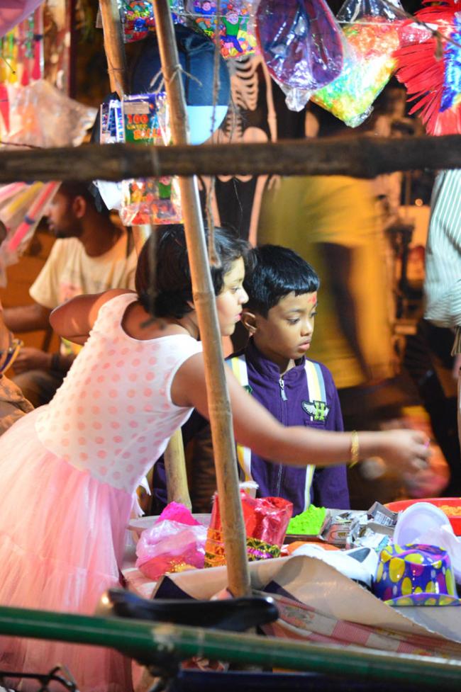 Kolkata gears up for Holi