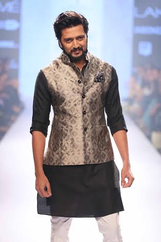 Riteish Deshmukh walks LFW ramp for Raghavendra Rathore