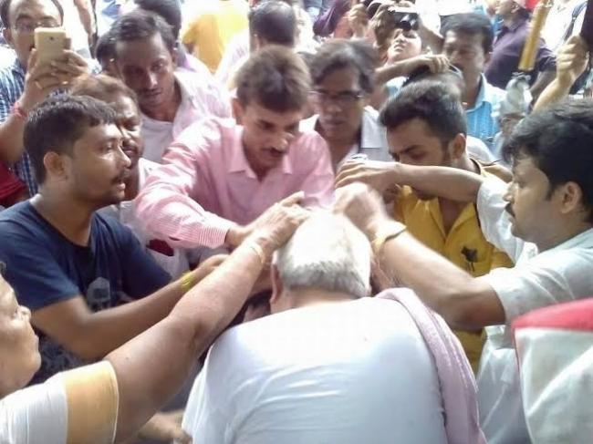 Left protesters clash with police in Kolkata 