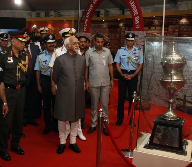 Hamid Ansari visits  Golden Jubilee Exhibition at India Gate Lawns
