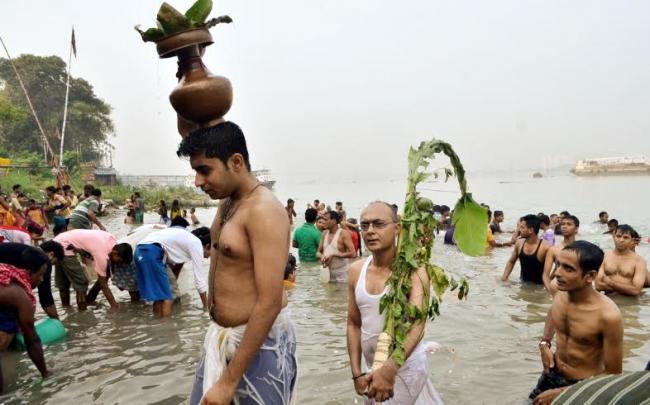 Kolkatans witness 'Kolabou snan' on Mahasaptami