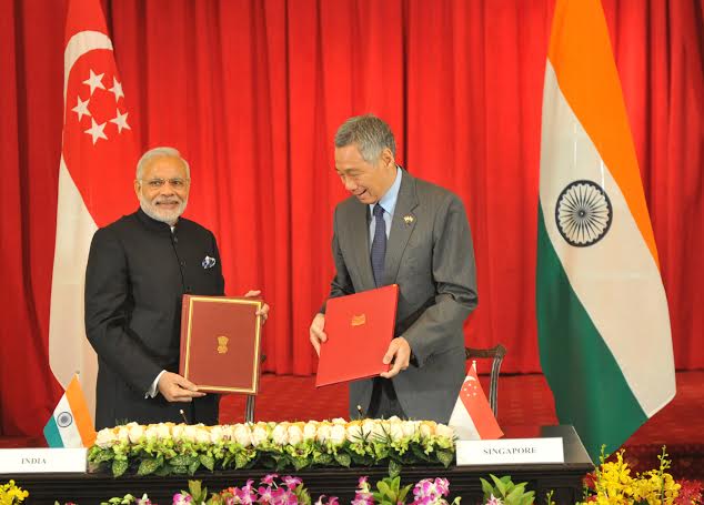 Narendra Modi being received by the Prime Minister of Singapore