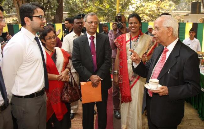 WB Guv received by Lt Gen Raman Dhawan