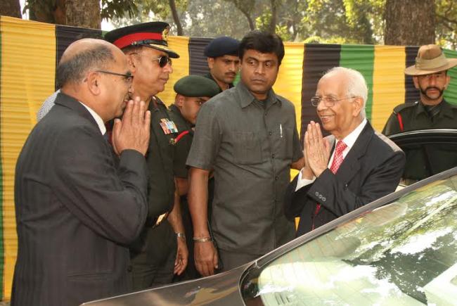 WB Guv received by Lt Gen Raman Dhawan