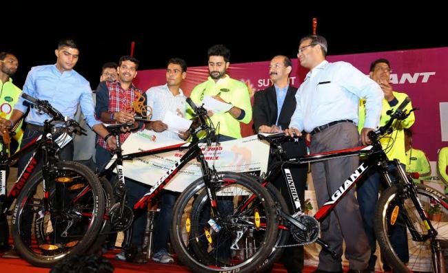 Abhishek attends 'Nashik Peloton'  cycling race
