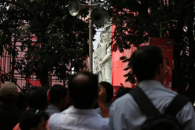 Tallest Durga: People take a peek through opening