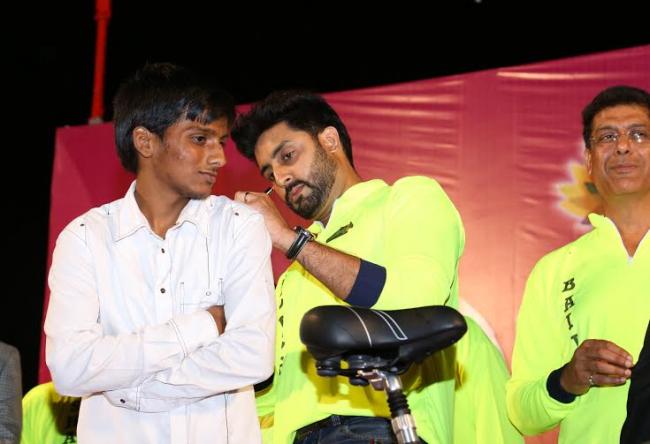 Abhishek attends 'Nashik Peloton'  cycling race