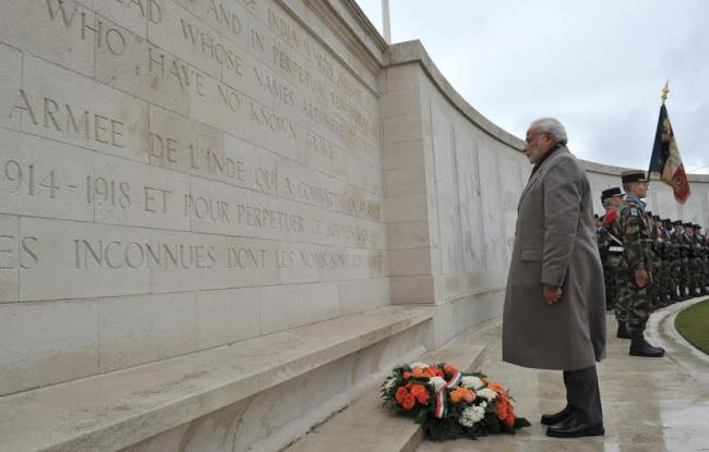 Modi at WWI Memorial, meets India-origin students