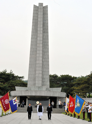  Modi arrives at ROK Airbase, in Seoul, South Korea