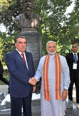 Narendra Modi being received by the President of Tajikistan