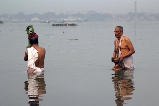 Kolkatans witness 'Kolabou snan' on Mahasaptami