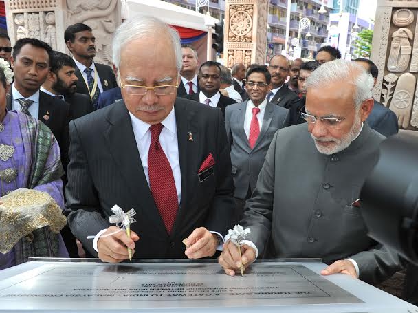 Narendra Modi being received by the Prime Minister of Malaysia, Mr. Najib Razak