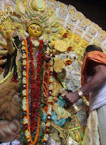 Kolkatans offer 'Anjali' on Maha Ashtami