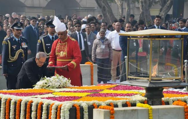 Samadhi of Mahatma Gandhi on the occasion of Martyrâ€™s Day, at Rajghat
